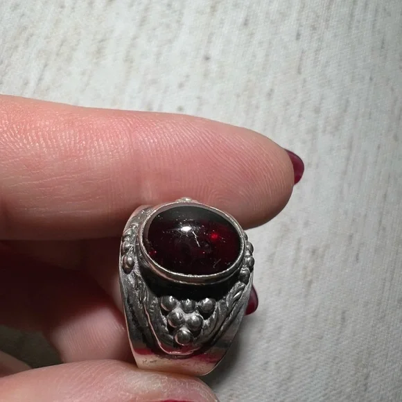 Vintage Sterling silver and garnet wide dome ring - Picture 1 of 15